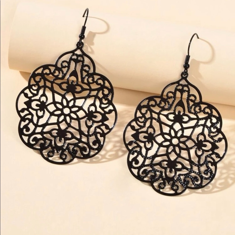 💚3/$21💚 Black Metal Dangly Earrings